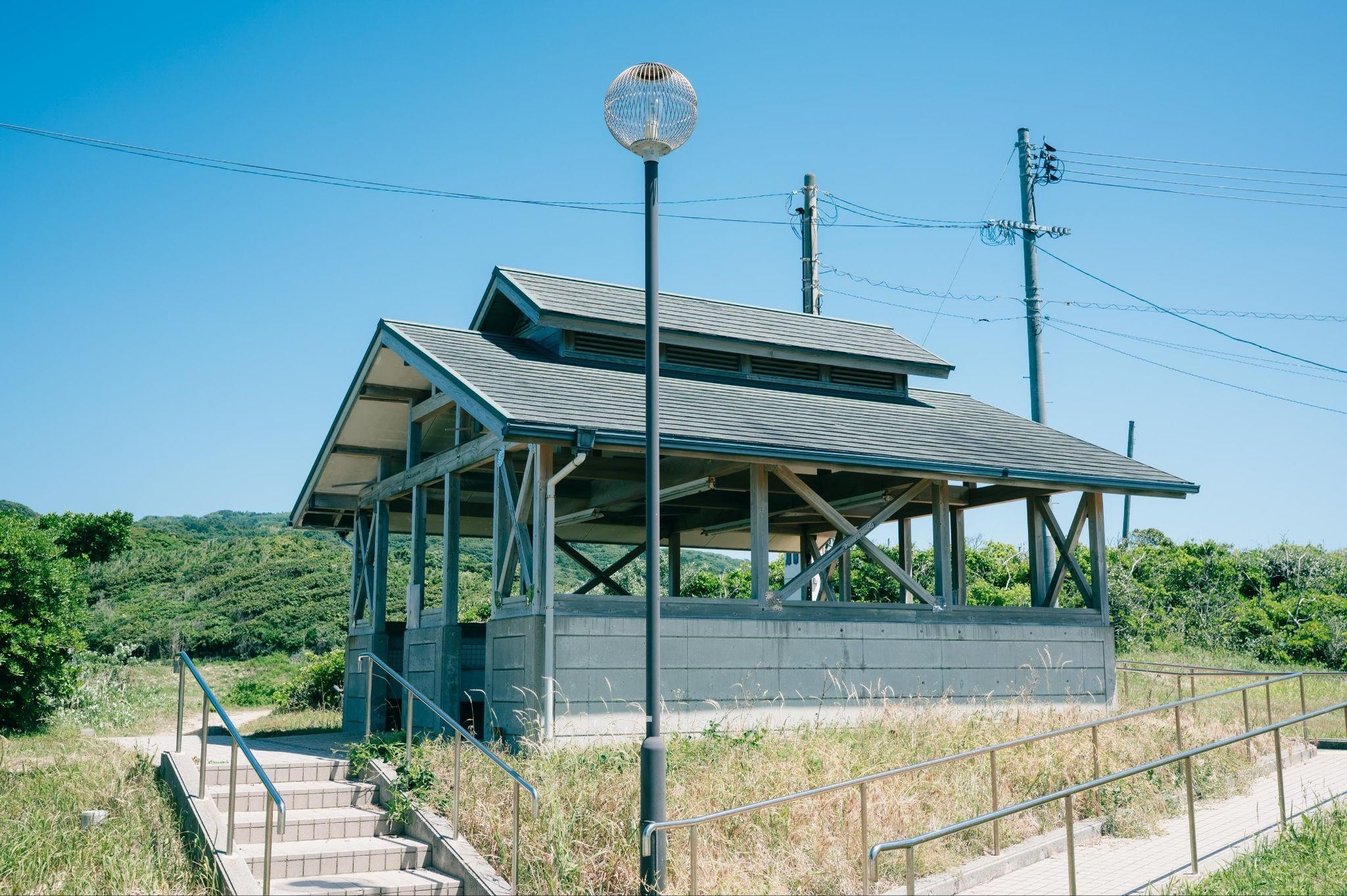 山口県長門市の大浜キャンプ場にある、自然に囲まれた休憩所と整備された階段。